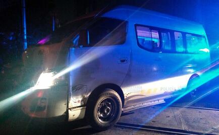 Hospitalizan a 2 policías tras ser arrollados por una combi en Neza