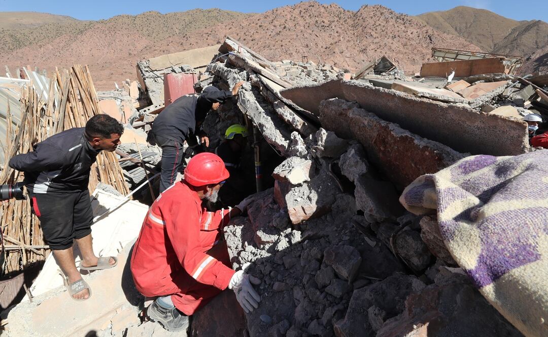 Trabajadores de rescate en acción durante una operación de búsqueda tras un poderoso terremoto en la aldea de Talat Talat N'Yaaqoub, al sur de Marrakech. Foto: EFE