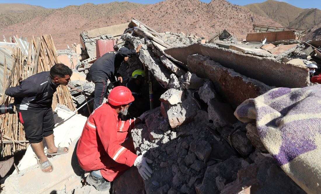 Trabajadores de rescate en acción durante una operación de búsqueda tras un poderoso terremoto en la aldea de Talat Talat N'Yaaqoub, al sur de Marrakech. Foto: EFE