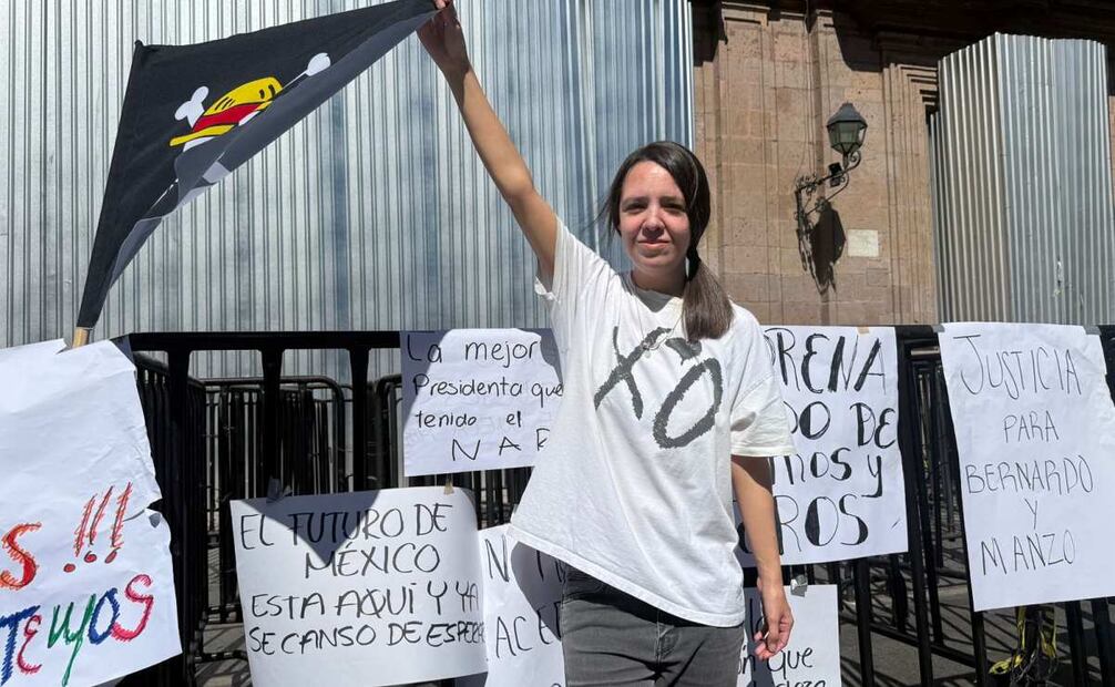 En Uruapan, vestidos de blanco, los asistentes salieron de una plaza comercial y se dirigen al centro histórico.
Foto: Carlos Arrieta