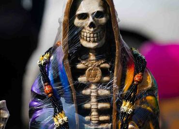 Frente al mural de la Santa Muerte asesinan a la “Madrina Chayo” en Guanajuato; ataque armado deja 2 muertos más y 8 heridos