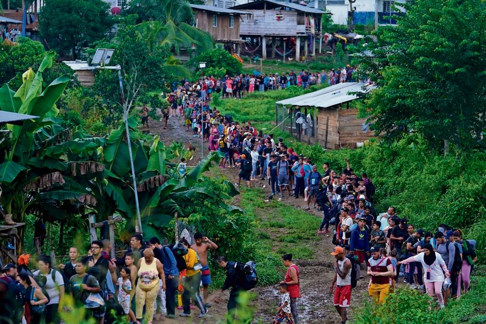 Migrantes esperan para tomar un bote en Bajo Chiquito, provincia de Darién, Panamá. Un acuerdo con Nicaragua facilitará a los migrantes evitar esta zona y viajar por avión. Foto: AP