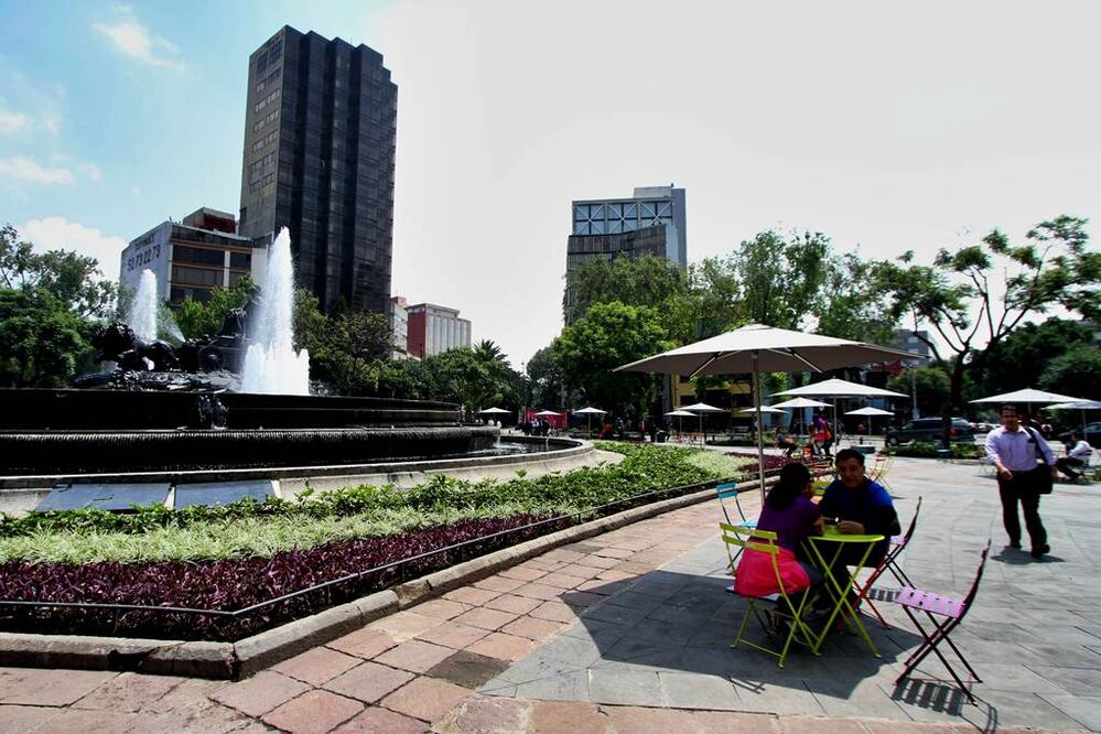 Con un retraso de al menos tres meses en la entrega de las obras y en una breve ceremonia,  el gobierno del Distrito Federal presentó los trabajos de rehabilitación de la Glorieta de la Cibeles