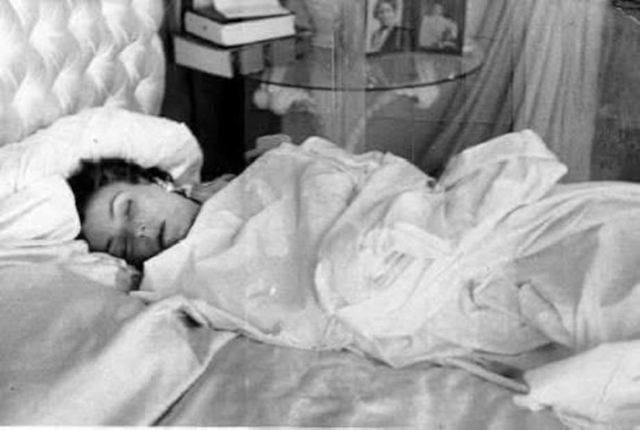 La actriz Miroslava Stern sin vida en su recámara, el 10 de marzo de 1955. Crédito: Archivo personal Tayde Acosta Gamas