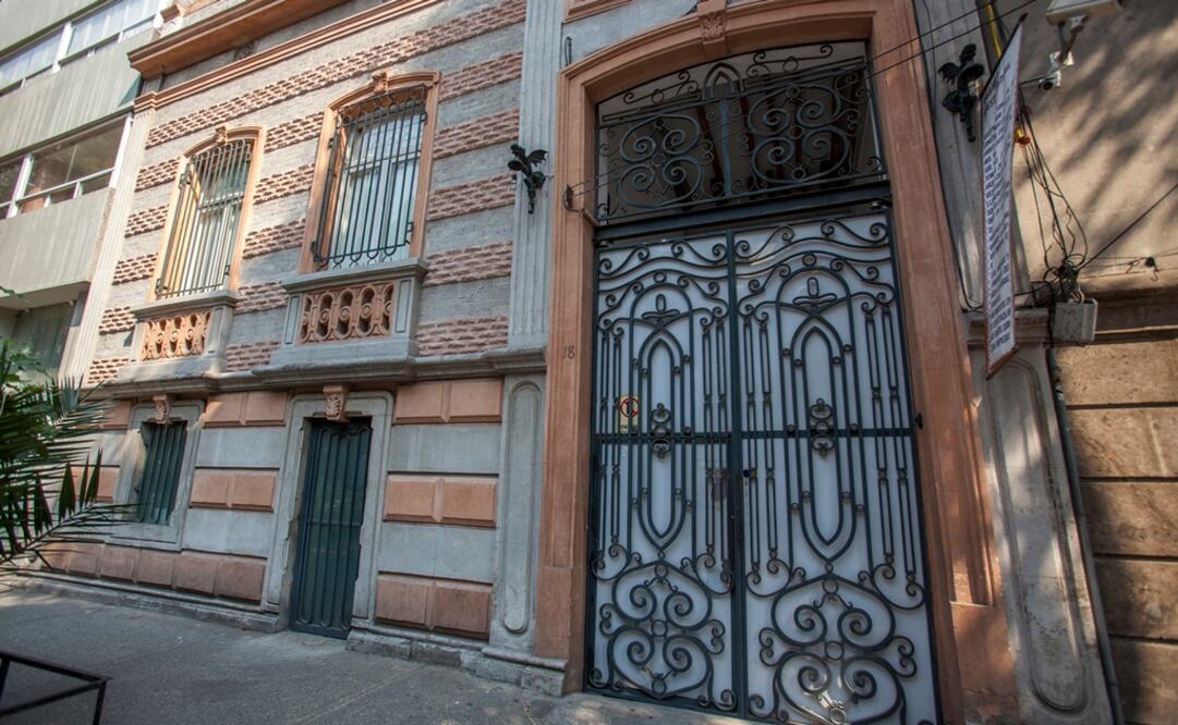 La casa porfiriana ubicada en Tonalá 18 ejemplifica el cerco que sufre el patrimonio en la colonia Roma. 