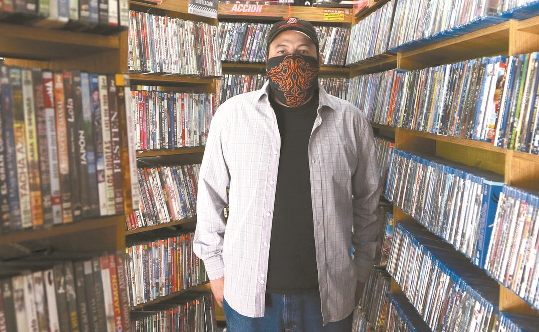 Guillermo Rivera, dueño de TomaUNO Videoclub, considera que la gente se adaptó aún más al formato streaming en la pandemia. Fotos: Carlos Mejía. EL UNIVERSAL