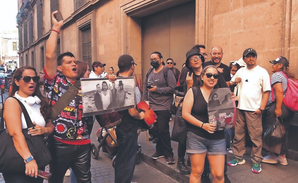 Seguidores de U2 esperaron afuera de Palacio Nacional con la esperanza de ver al grupo, lo cual no ocurrió, y solicitaron un concierto en el Zócalo. Foto: Diego Simón/ EL UNIVERSAL