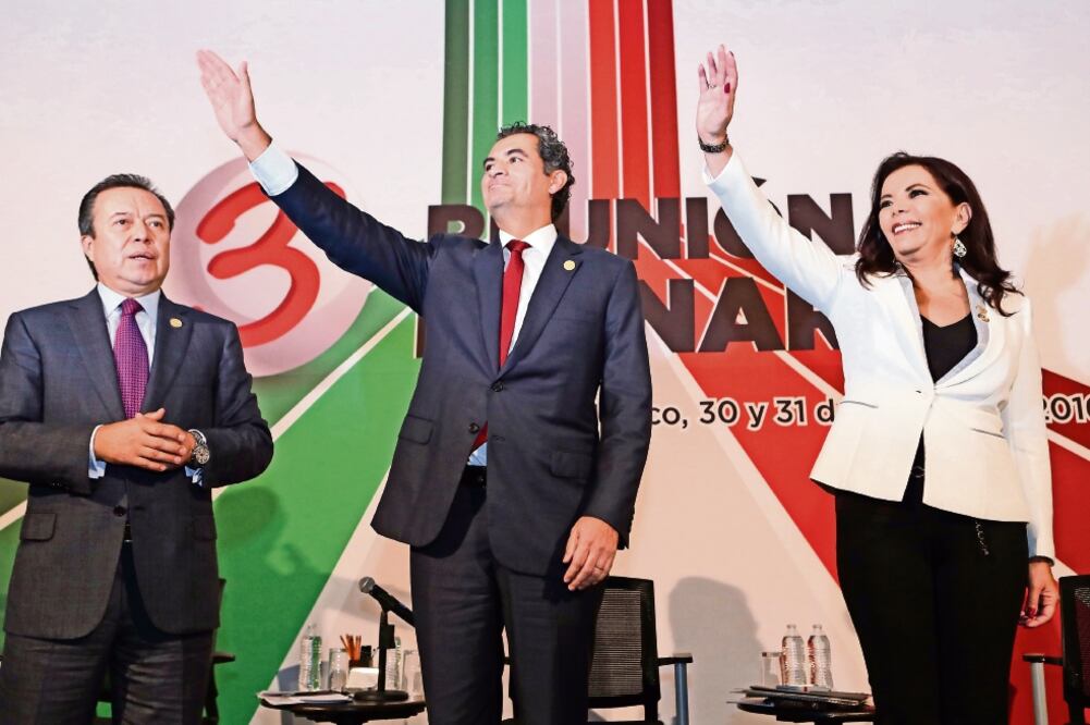 Los diputados César Camacho y Carolina Monroy asistieron a la reunión plenaria del PRI, a la que acudió el líder del tricolor, Enrique Ochoa (centro) (LUCÍA GODÍNEZ. EL UNIVERSAL)