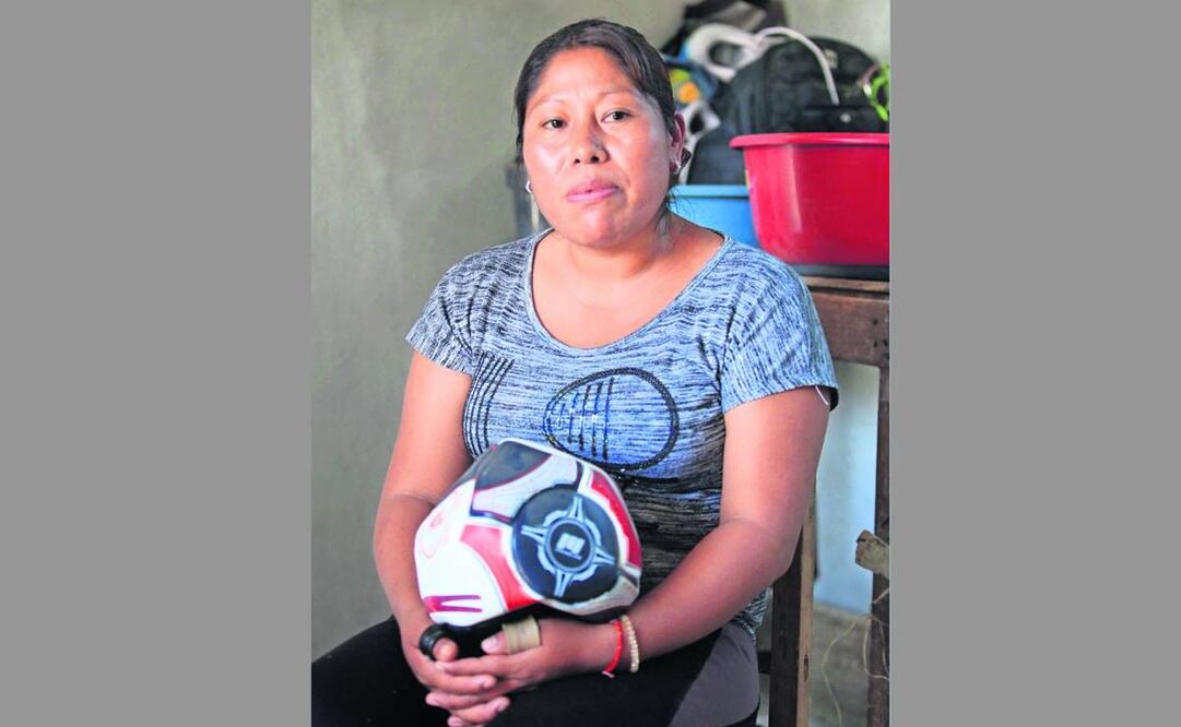 María Bazán dedica parte de su tiempo a la costura de balones; le pagan 15 pesos por cada uno. Ahora, como tiene un cargo público, sólo puede hacer de tres a cuatro por día. Foto: Edwin Hernández/EL UNIVERSAL