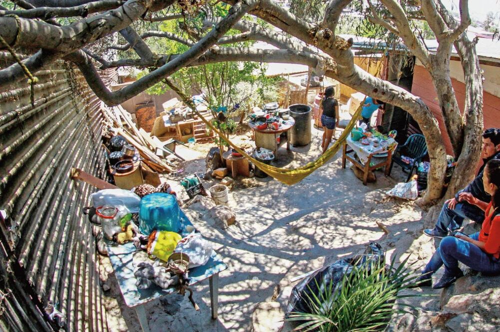 Una familia de residentes de Las Torres hicieron la división fronteriza parte de su casa: construyeron sus cuartos y hasta un pequeño local de abarrotes, con un patio en medio de todos ellos, en el que crecieron árboles. Foto: JOEBETH TERRÍQUEZ. EL UNI.