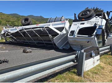 Vuelca camión de la Guardia Nacional en autopista de Michoacán; hay 3 muertos y más de 20 lesionados