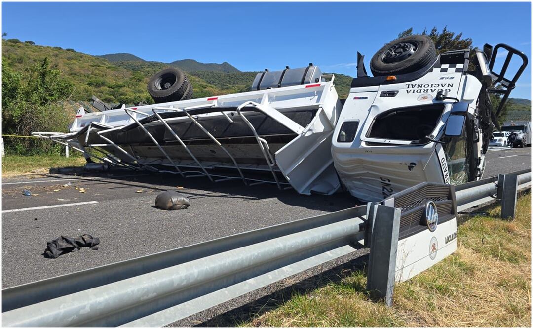 Volcadura de camión de la Guardia Nacional deja preliminarmente un saldo de 3 elementos muertos y más de 20 lesionados, en Michoacán. Foto: Cortesía de Jaime Valencia / Noticias Alerta Michoacán