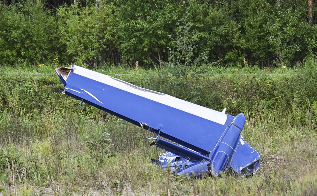 Parte de un avión privado estrellado, en el lugar del siniestro, cerca de la localidad de Kuzhenkino, en la región de Tver, Rusia, el 24 de agosto de 2023. Foto: AP