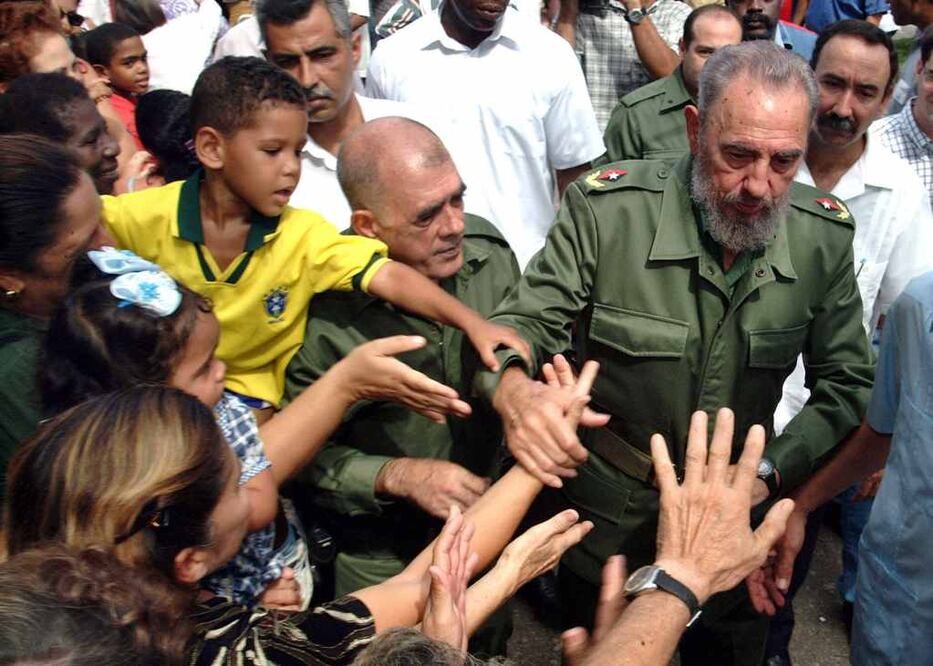 Fotografía de archivo del 20 de noviembre de 2006, del líder cubano Fidel Castro (d), durante un evento en La Habana. Foto: EFE
