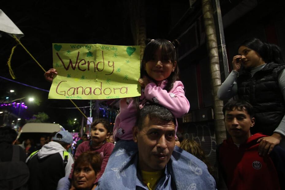 Una pequeña, fan de Wendy Guevara, sostiene una pancarta de apoyo a la finalista de La Casa de los Famosos. / Foto: Carlos Odin / EL UNIVERSAL