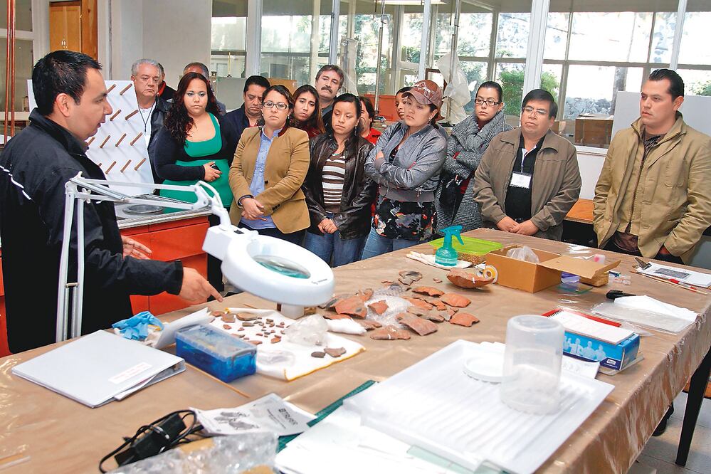 Antropólogos y expertos del INAH reciben constantemente capacitación para la identificación de piezas prehispánicas apócrifas (MAURICIO MARAT. INAH)