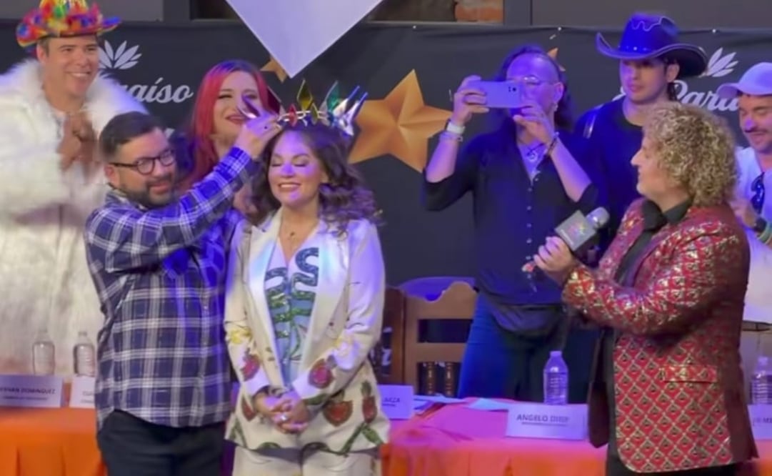 Coronación de Tatiana como reina de la marcha LGBT+. Foto: especial