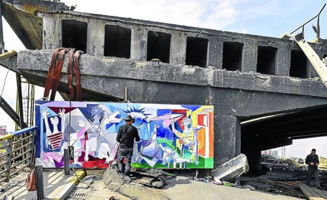 Roberto Márquez en el en puente de Irpin, en Kiev. Foto: EFE