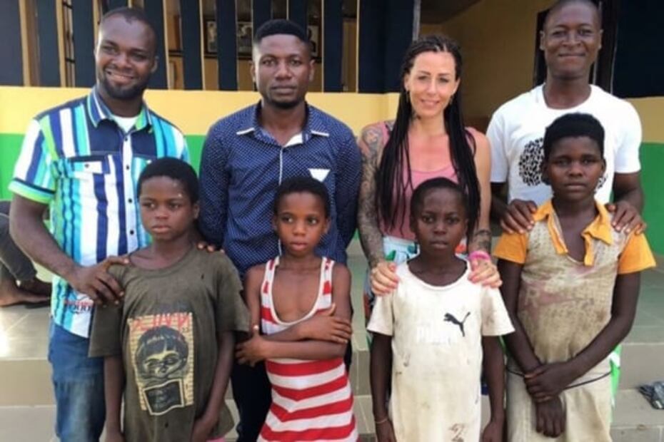 La mujer que salva a los "niños brujos" de la tortura y la muerte en África