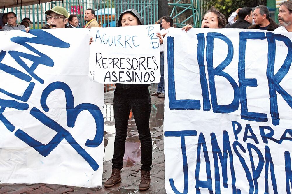 El congreso del PRD para reformar sus estatutos avanzó ayer en medio de protestas por su papel en el caso Ayotzinapa y riñas de sus congresistas (ADRIÁN HERNÁNDEZ. EL UNIVERSAL)