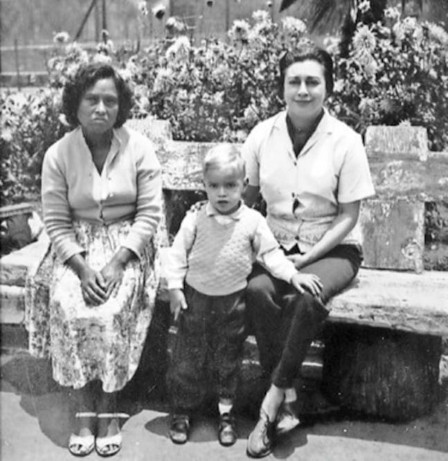 Rosario  Castellanos con su hijo Gabriel Guerra y la nana Herlinda./Colección Particular, Gabriel Guerra Castellanos