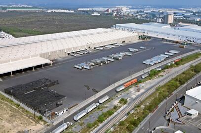 Nearshoring en México enfrenta obstáculos en infraestructura y políticas comerciales de EU: Moody’s Analytics