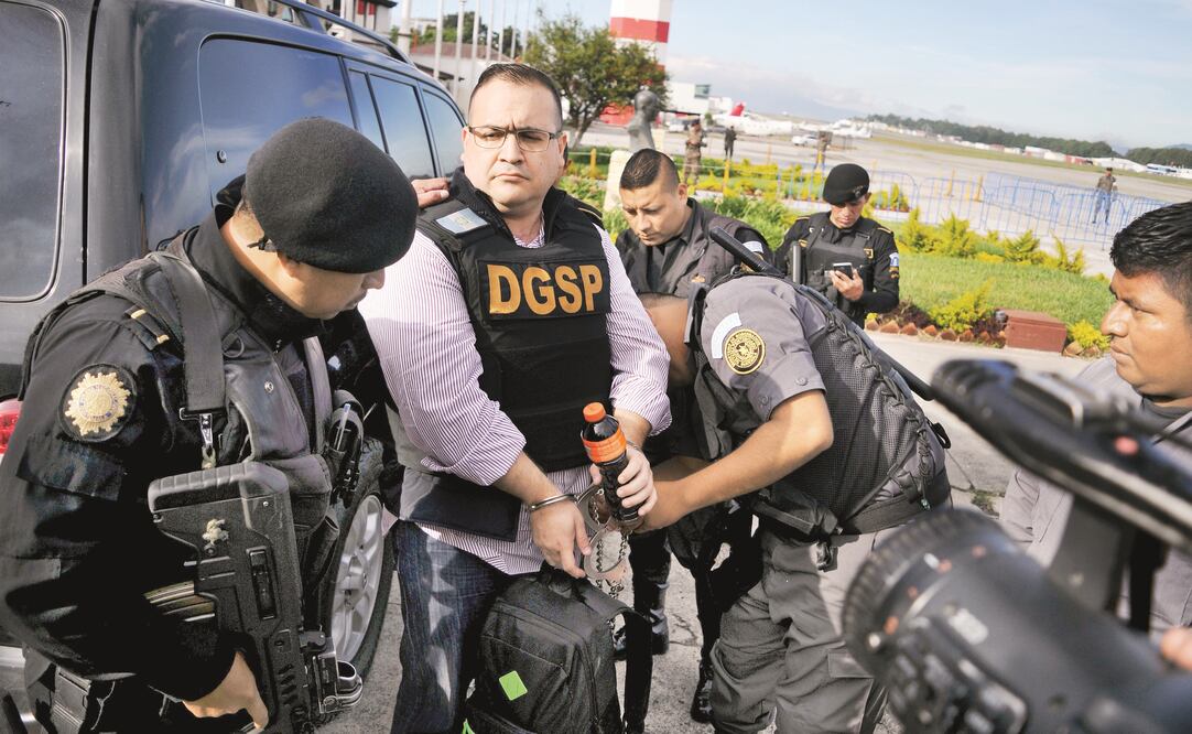 Javier Duarte llega a la base de la Fuerza Aérea Guatemalteca, de donde fue extraditado a México. (REUTERS)