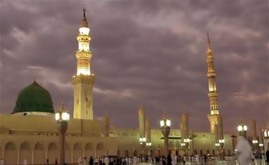 worshippers visit the Prophet's Mosque in Medina, Saudi Arabia. (Photo: AP)