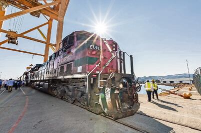 Tras dos décadas, renudan servicio ferroviaro de Salina Cruz