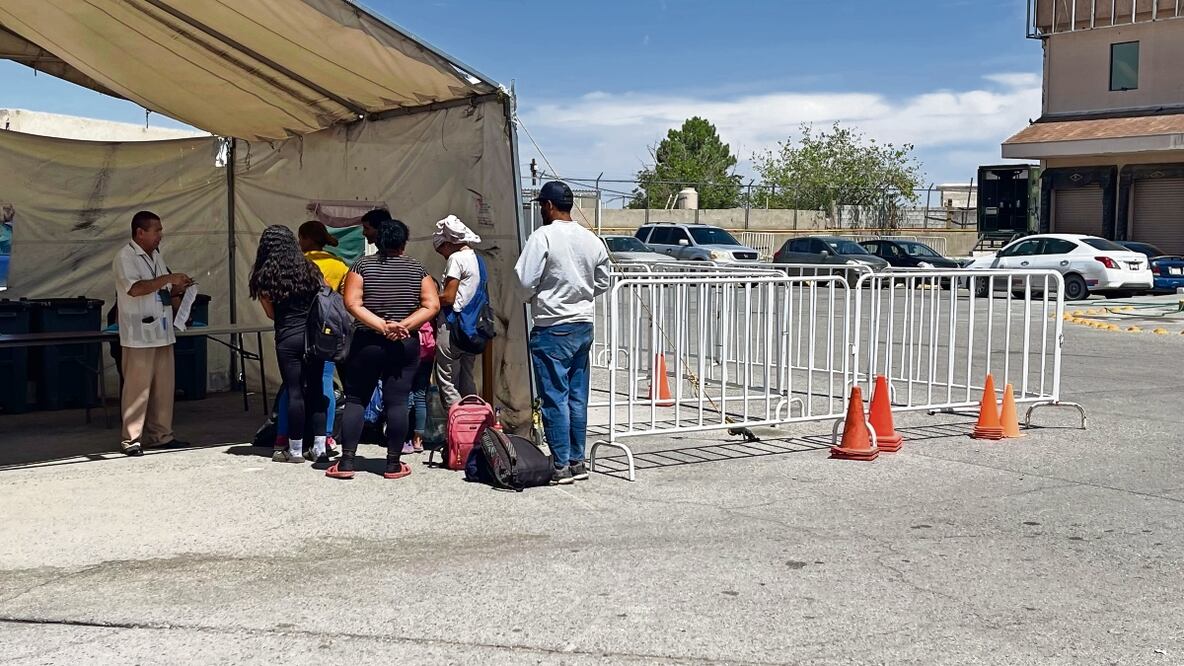 Los migrantes esperan poder entrar a los albergues para tener un lugar dónde dormir de manera segura y conseguir alimentos. Foto: Paola Gamboa | El Universal