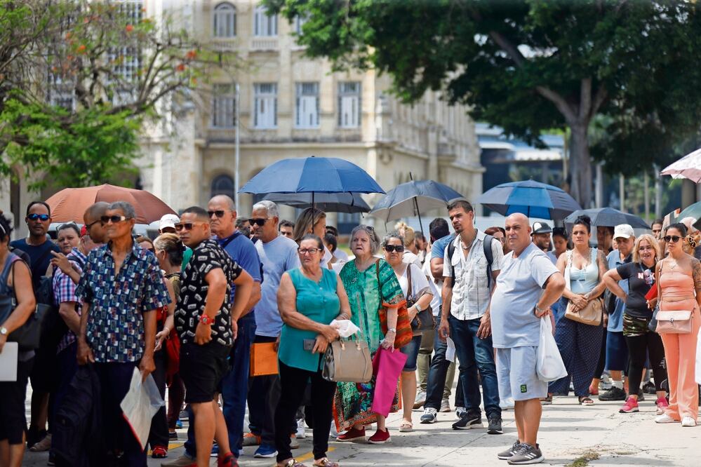Una fila para esperar el autobús en La Habana, Cuba, el lunes pasado. Foto: de Yander Zamora. EFE