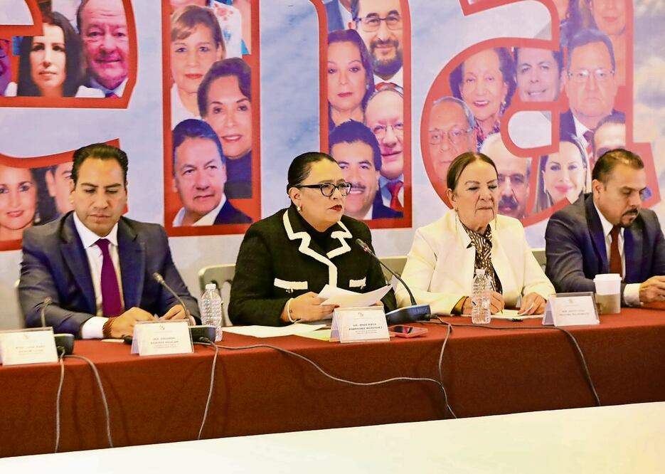 En la reunión plenaria de senadores de Morena, Rosa Icela Rodríguez (segunda de izq. a der.) fue cuestionada por la violencia contra candidatos. Foto: Especial