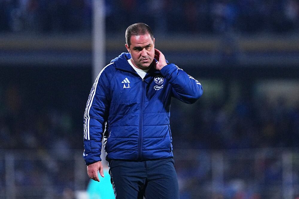André Jardine en lamento, durante el Clásico Joven entre Cruz Azul y América, celebrado en la Jornada 13 del Apertura 2025 - Foto: Imago7