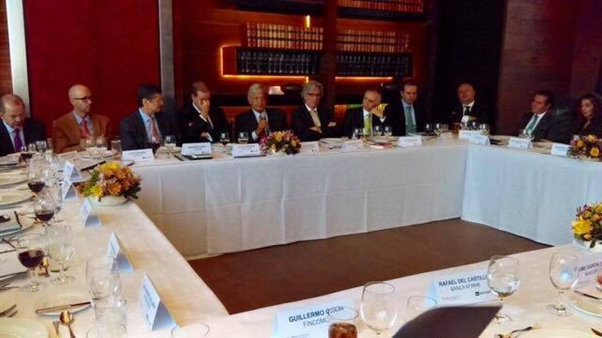 Asiste AMLO a reunión con asociación financiera