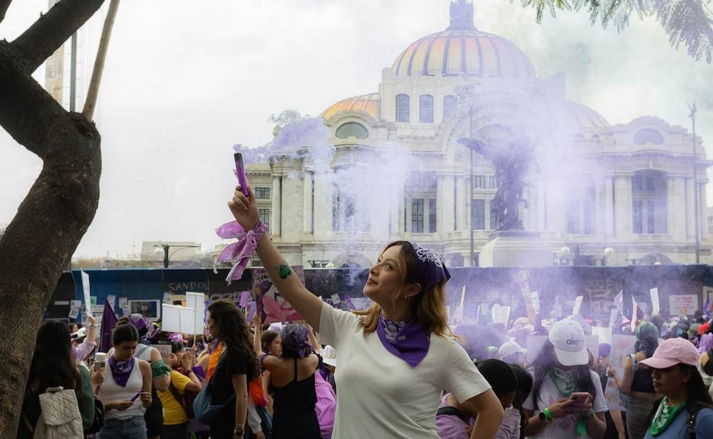 Diversos contingentes avanzan por la Alameda Central y el Palacio de Bellas Artes con dirección al Zócalo capitalino durante la marcha por el Día Internacional de la Mujer este domingo 8 de Marzo de 2026. Foto: Osmar Alvarado/ EL UNIVERSAL