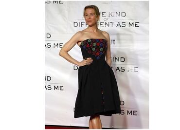 Renée Zellweger llega a los 50 sexy, experimentada y con cirugías