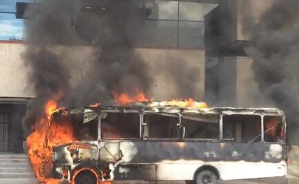 Presuntos normalistas queman camión del transporte urbano en Tuxtla Gutiérrez