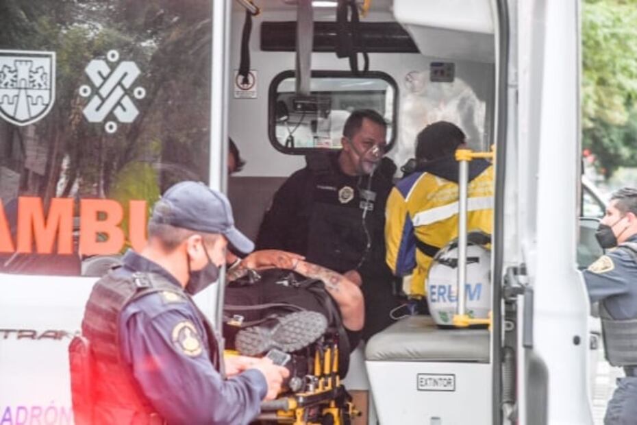 Vuelca patrulla tras choque en la Del Valle; hay dos policías lesionados