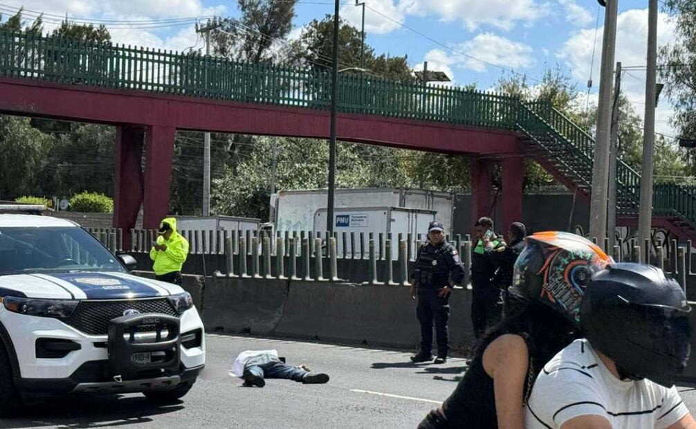 La víctima circulaba a bordo de una motocicleta cuando fue impactada cerca de un puente peatonal por el vehículo pesado.
Foto: Especial.