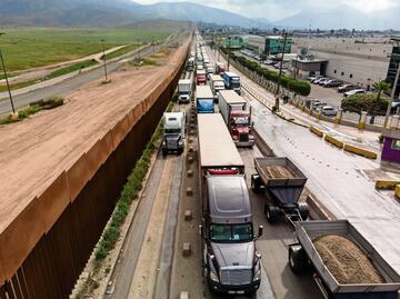 Varados, más de 2 mil camiones en frontera con Texas