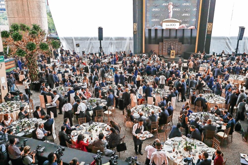 Legisladores, dirigentes de partidos políticos, gobernadores, empresarios, representantes de credos religiosos, activistas de organizaciones civiles, asistieron a la comida convocada por la revista Líderes , que celebra su 25 aniversario (YADÍN XOLALPA)