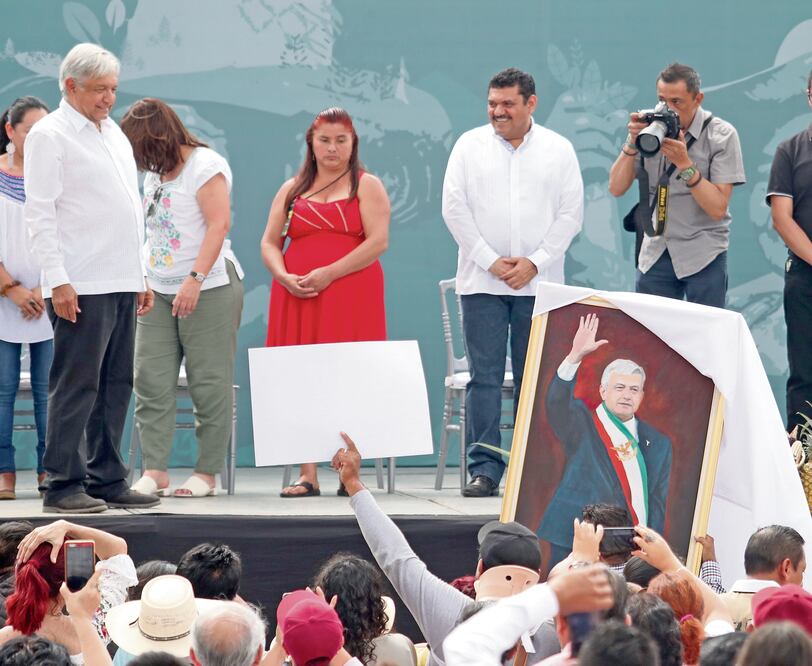 El presidente Andrés Manuel López Obrador recibió como presente un retrato de cuerpo completo en el que aparece con la banda presidencial. FOTO: ARIEL OJEDA. EL UNIVERSAL