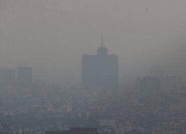 Registran ambiente brumoso y olor a quemado en CDMX