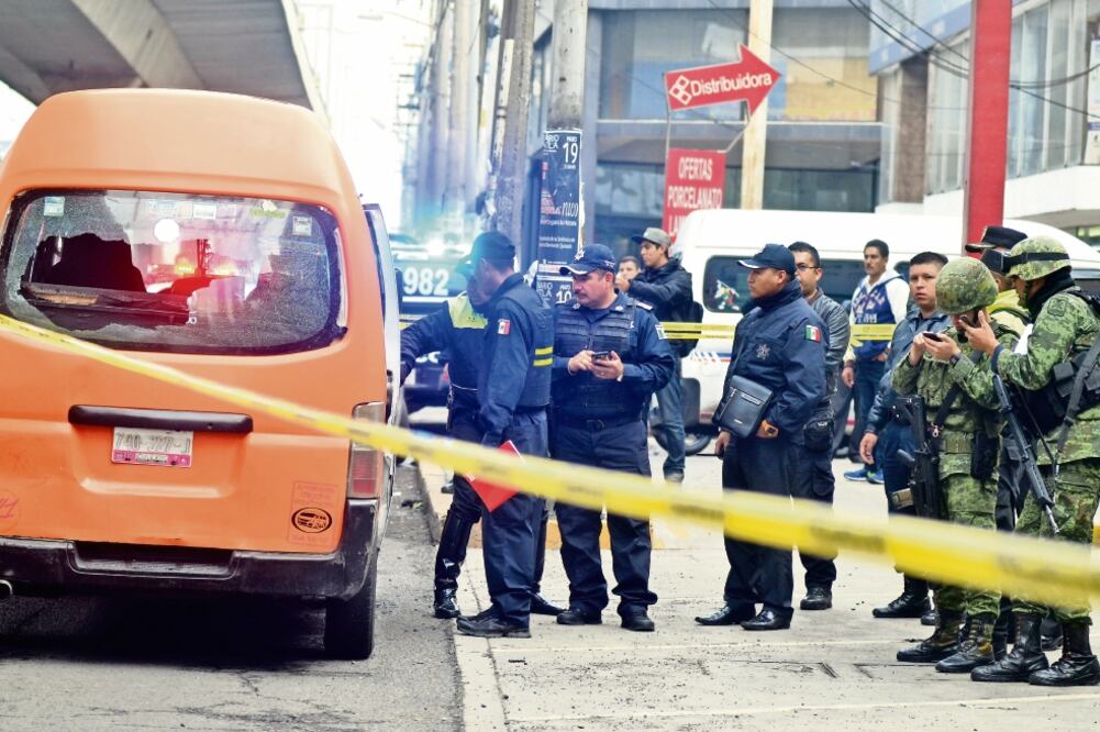 Personal de la policía estatal, municipal y del Ejército llegaron al lugar pa ra resguardar evidencias y hacer el levantamiento de los cuerpos. (EDUARDO SÁNCHEZ. EL UNIVERSAL)