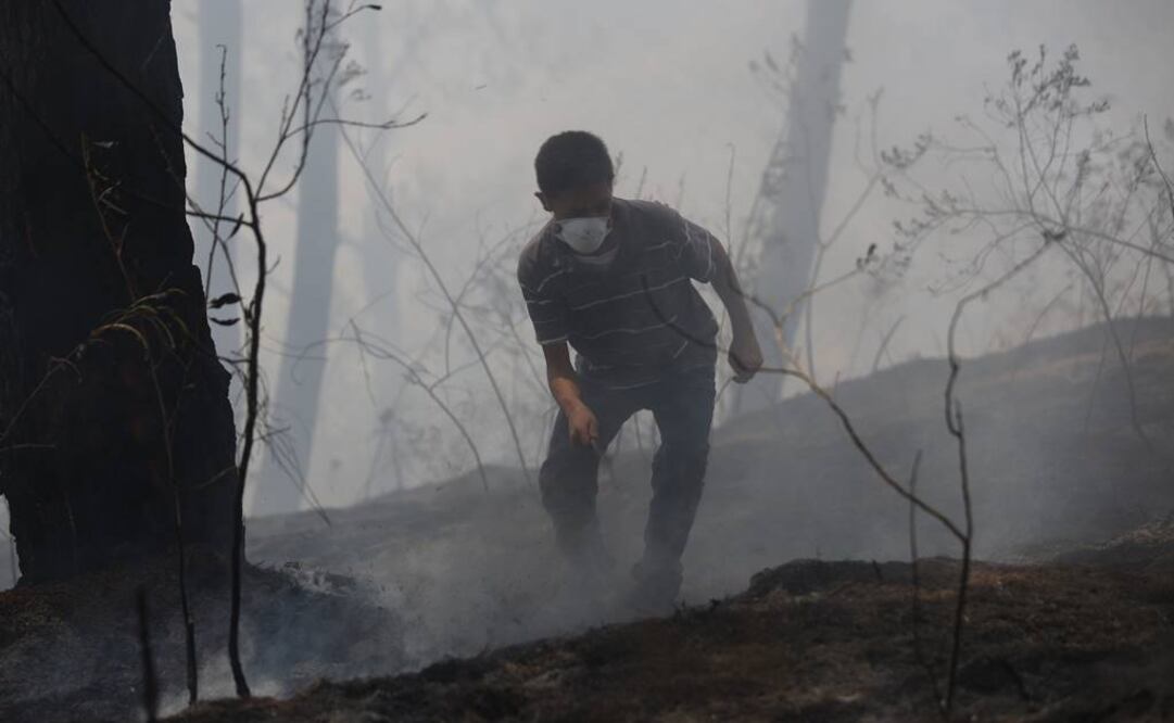 Un joven es captado mientras intenta contener el siniestro. Fotografía de Armando Solís EL UNIVERSAL
