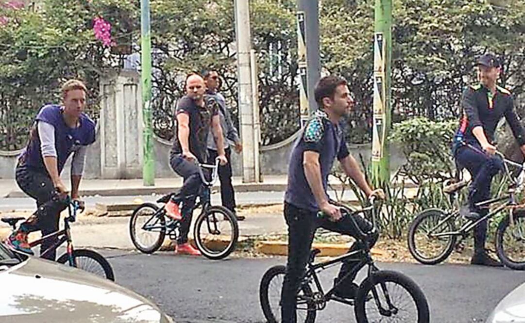 La banda recorrió en bicicleta calles como Orizaba, Tonalá y San Luis de la colonia Roma para el video de su tercer sencillo. FOTO: INSTAGRAM