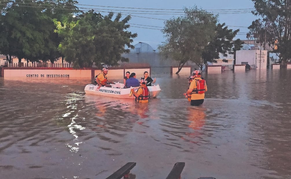En el poblado El Diez, Jesús Mendoza, titular de PC de Culiacán, informó que se utilizaron lanchas para sacar de sus hogares a 14 personas. Foto: Especial