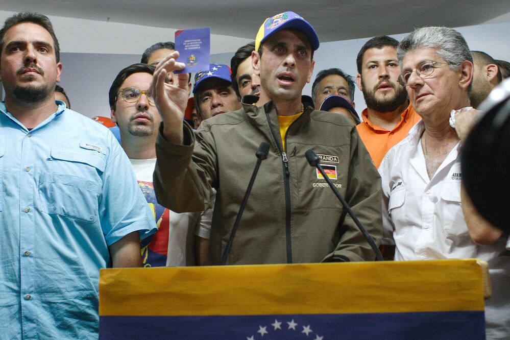 El líder opositor Henrique Capriles participa en una conferencia de prensa en Caracas, Venezuela. (Foto:XINHUA)