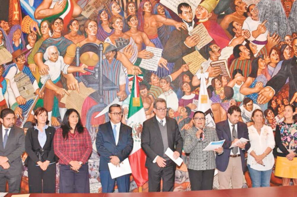 Desde el Salón Murales del Antiguo Palacio del Ayuntamiento, Rosa Icela Rodríguez tomó la palabra y aclaró que este proceso no sustituye la entrega-recepción que habrá de llevar a cabo cada área del Gobierno capitalino. Foto: ESPECIAL