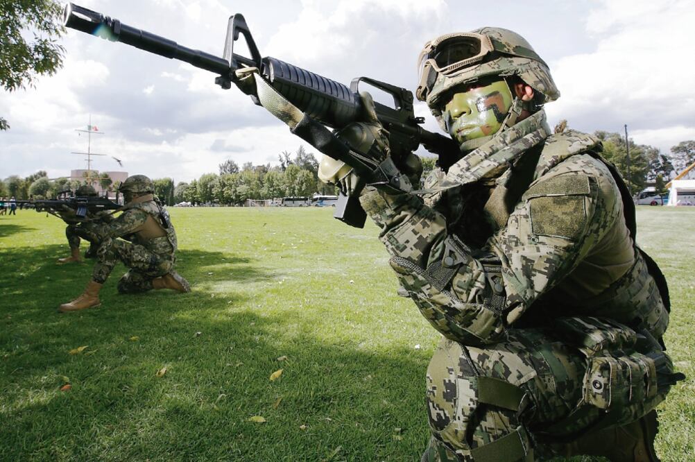 Elementos de la Unidad de Infantería de la Armada de México realizan sesiones de entrenamiento con el nuevo uniforme, el cual lucirán mañana en el Desfile Militar (LUIS CORTÉS / EL UNIVERSAL)